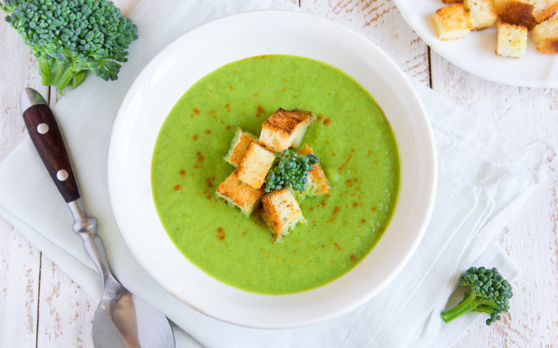 Use o brócolis inteiro para fazer esta sopa