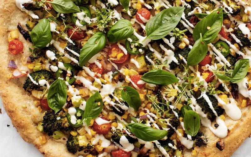 Aprenda a fazer massa de pizza em casa com recheio de brócolis