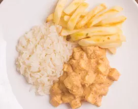 Prato com arroz, Estrogonofe e batata fria 